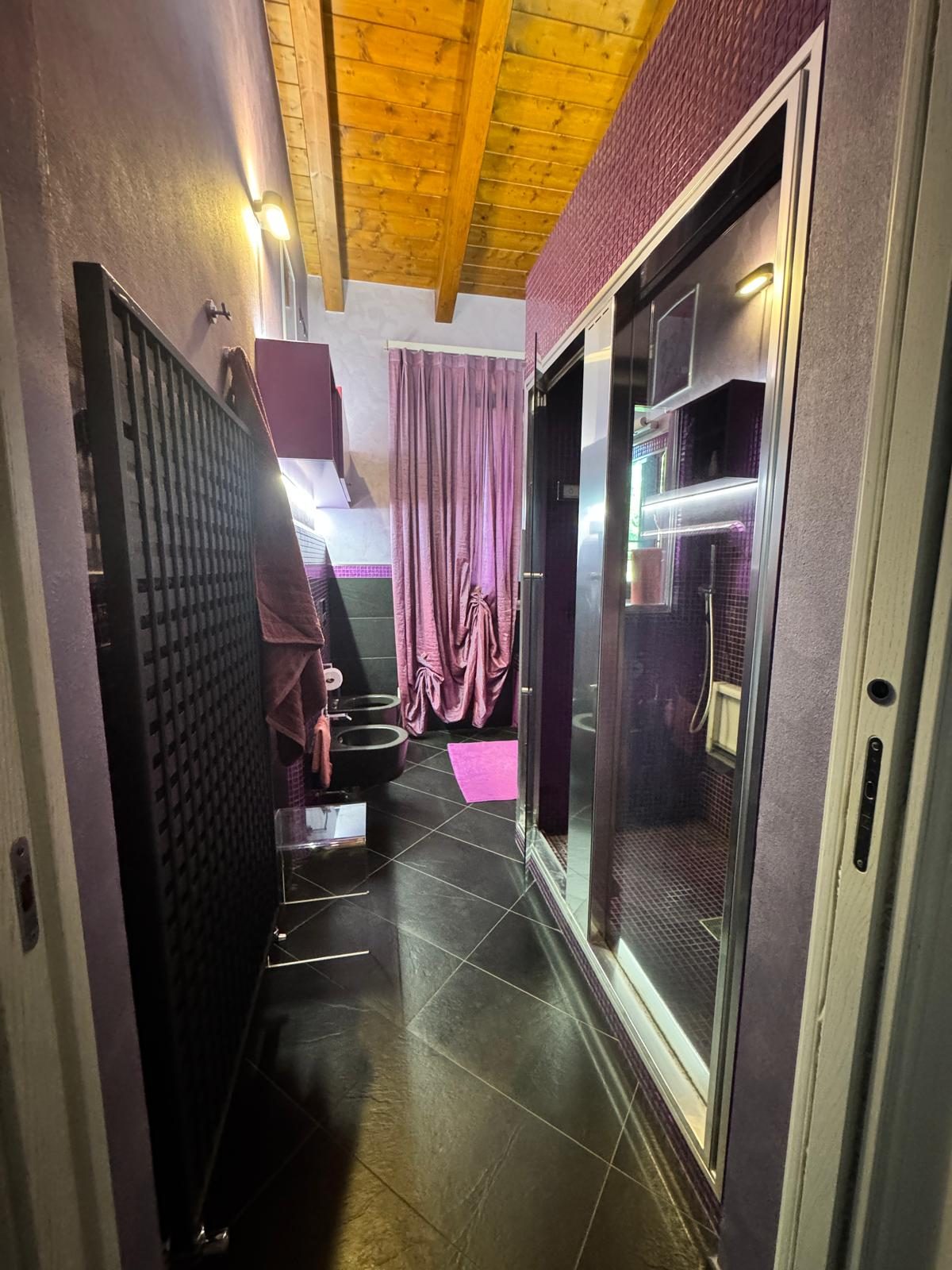 Corridoio del bagno con cabina doccia Hammam a vetri e sanitari