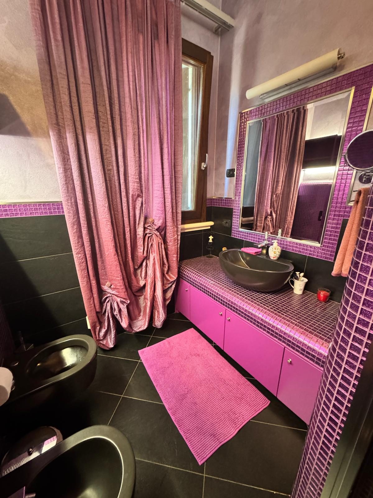 Lavabo e specchio del bagno con mosaico viola