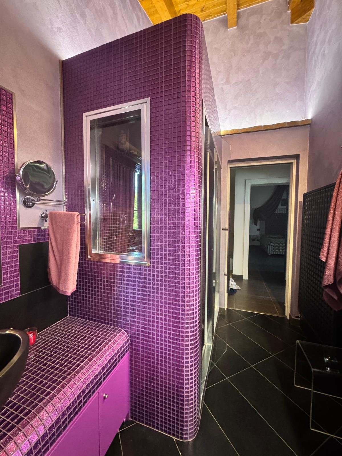 Dettaglio della cabina doccia Hammam con mosaico e specchio