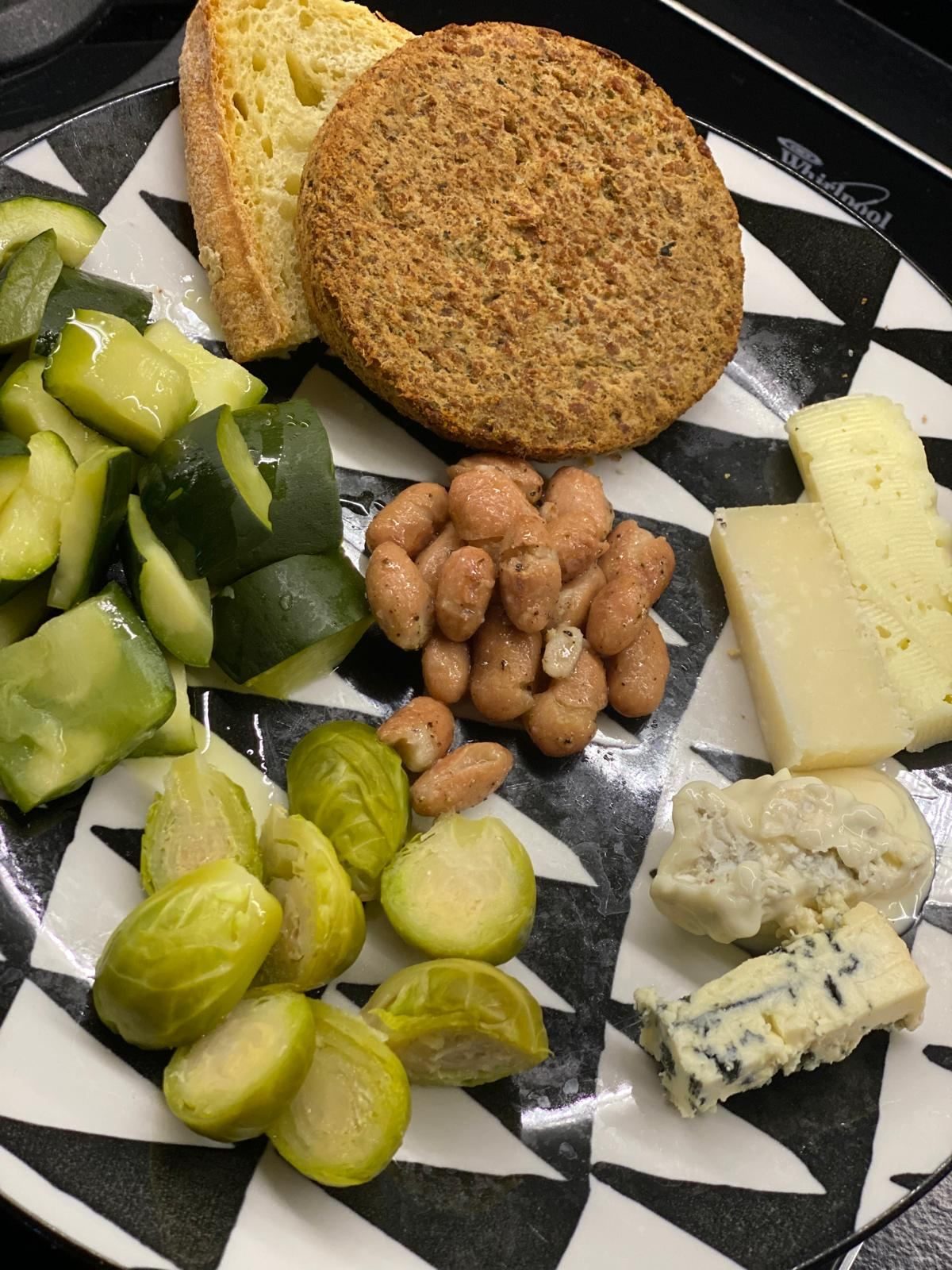 Tagliere di formaggi e verdure di stagione