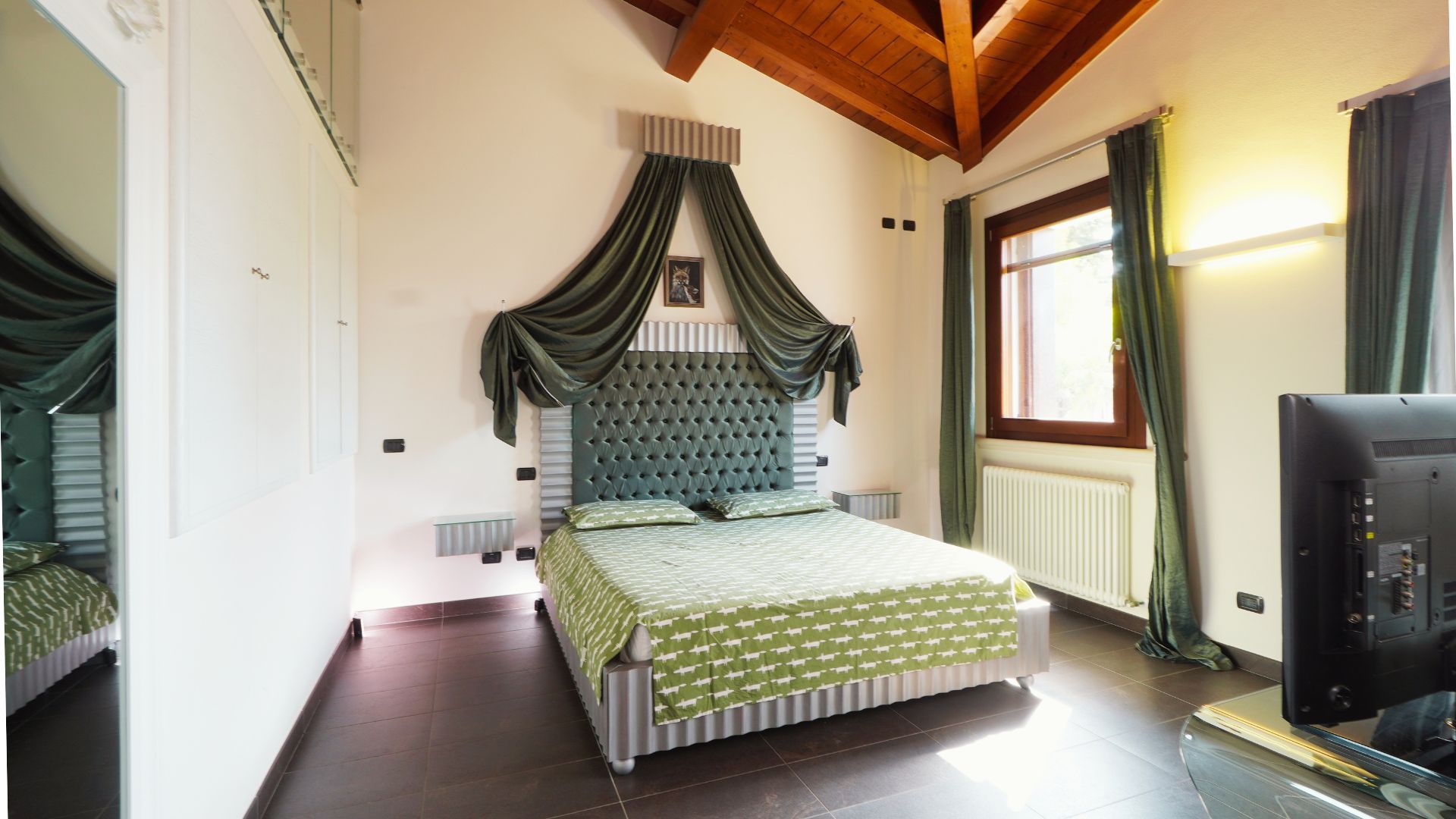 Facciata principale di Residence La Dea, villa color azzurro con lampione d'ingresso