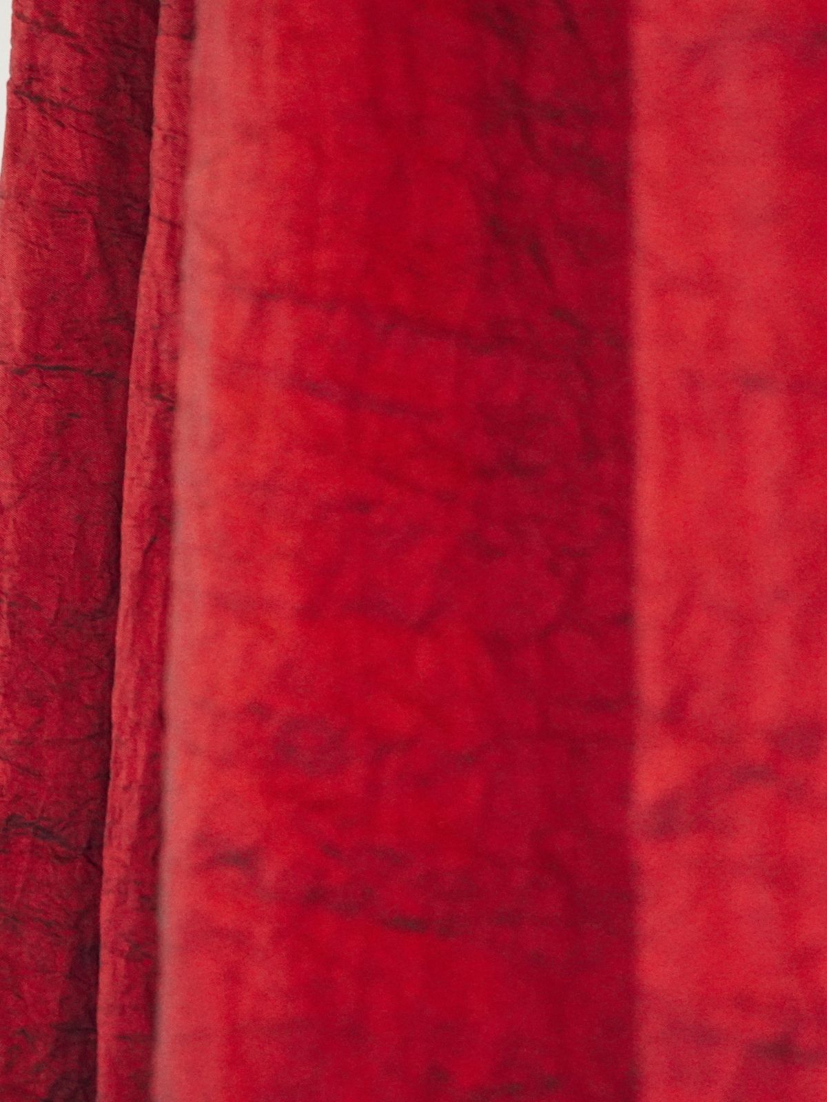 Dettaglio del tessuto della tenda rossa della Suite Amarena
